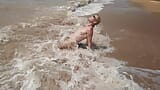 Nadando, salpicando y posando desnuda en el mar ... snapshot 2