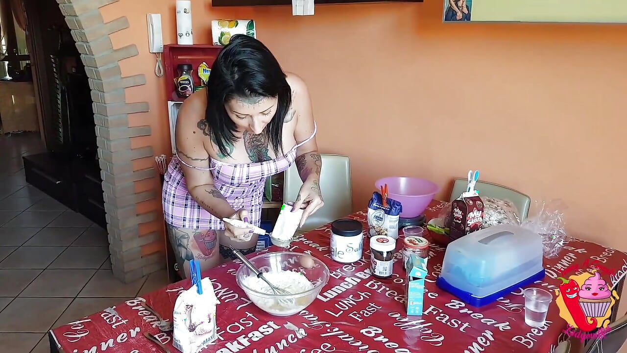 Lady Muffin: Horny MILF Makes Porn Pancakes