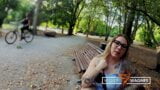 35D MILF BRÜSTE! Sieh mir zu, wie ich ihre großen Fake-Titten im Park ficke: Mia Blow! WolfWagner.Com snapshot 5