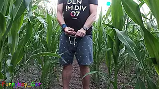 Vui vẻ trong cánh đồng ngô, sục bằng bao cao su | xHamster