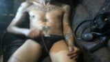 Maromo tatuado con abdominales provoca y muestra su habilidad de sonido snapshot 3