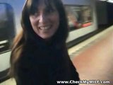 Schau dir an, wie meine Amateur-MILF MILF Schwanz in der Öffentlichkeit lutscht snapshot 1