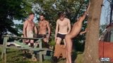 Sexe gay: Pierce Hartman-Paris, deux couples de sexe en plein air snapshot 2