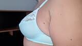 Hermoso sujetador de encaje y nylon azul de los 90, acariciando las tetas snapshot 4