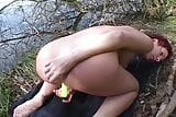 Ruiva alemã selvagem gosta de comer esperma quente perto do lago snapshot 12