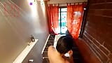 Voyeur. Huisvrouw wast onder de douche met zeep, scheert haar poesje in bad. 2 1 snapshot 8