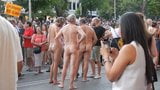Hombres desnudos en público snapshot 3
