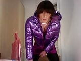 Jess Silk скачет на дилдо в фиолетовом атласном платье и блестящей фиолетовой куртке с коротким париком snapshot 11
