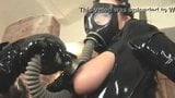 Masker gas lateks, breathplay dan dildo fuck snapshot 12