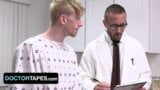 Doctor tapes - il dottore atletico cura i problemi del paziente con il cumming con un rapporto appassionato snapshot 4