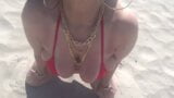 38dd MILF de plage en bikini rouge snapshot 3