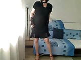 Transexual milf cachonda muestra su cuerpo con un vestido de satén negro, piernas delgadas desnudas, tanga y tacones rojos snapshot 2