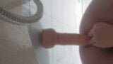 Jeu de gode anal dans la salle de bain snapshot 1