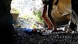 Homem neandertal masturba seu pênis em uma caverna perto de um incêndio snapshot 11