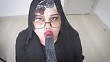 Prawdziwa arabska muzułmańska macocha w nikabie hidżabie masturbuje się mokrą cipką dużym dildem. snapshot 5