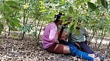 Trío gay indio - tres estudiantes universitarios se follan en un campo de flores durante su descanso de la tarde - película gay snapshot 6