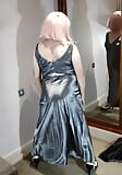 Britische TV-Schlampe im langen Satin-Ballkleid - sehr sexy und erotisch snapshot 10