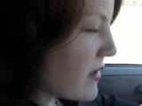 Amadora milf masturbando pau e bebendo porra em seu carro snapshot 4