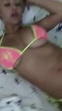 Sabrina Nichole se desnuda y juega en la cama snapshot 1