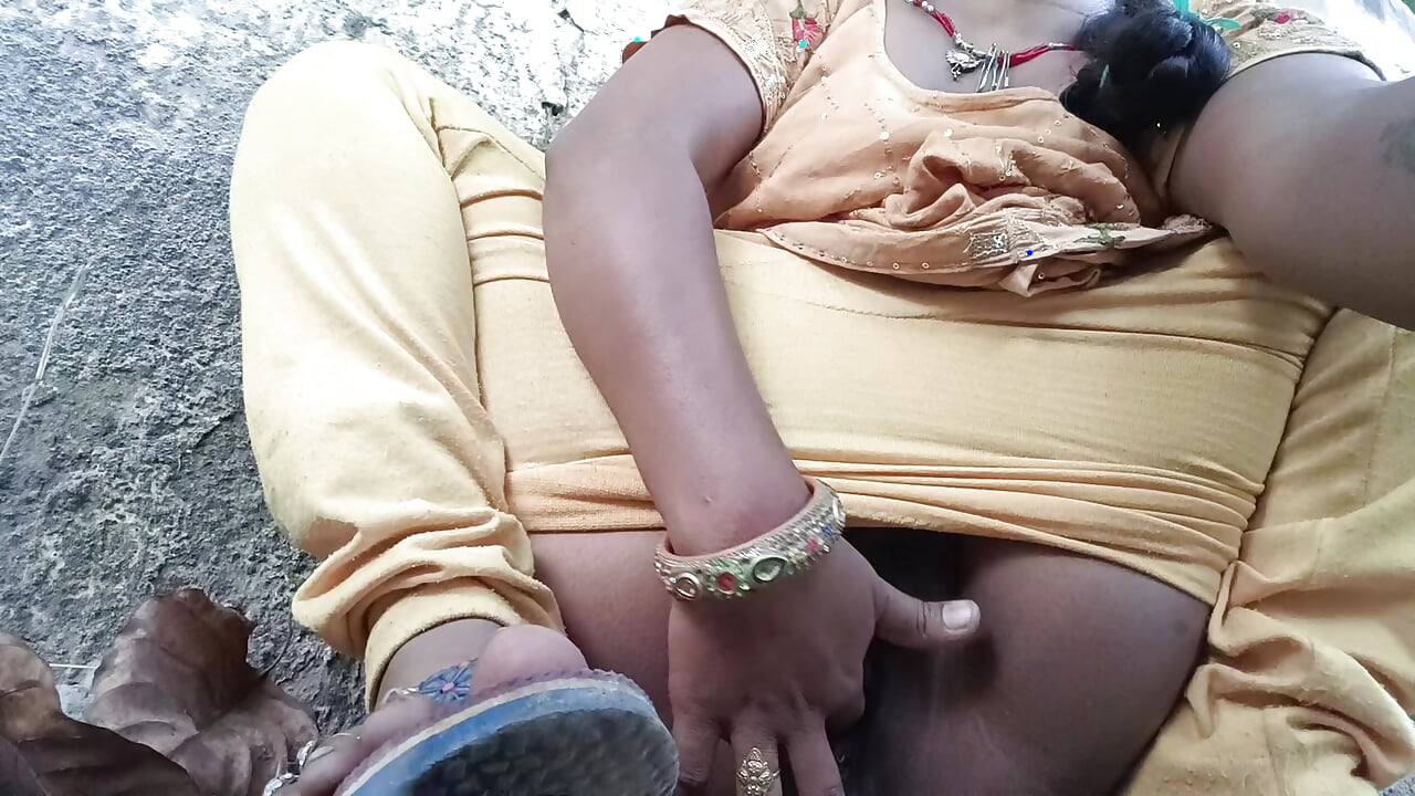Bhabhi ko nahi mila land to bhabhi ne finger se nikala Pani