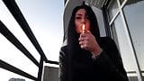 Fumar fetiche de la sexy dominatrix nika. Linda mujer sopla humo de cigarrillo en tu cara snapshot 1