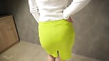 穿着紧身后缝裙的素人熟女挑逗可见的内裤线条 snapshot 11