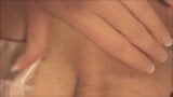 Сексуальная брюнетка Gal трахает себя пальцами до оргазма на кровати snapshot 6