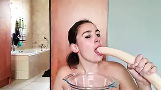 Pelacur kotor mengakumulasi ludah sambil nyepong dildo | xHamster
