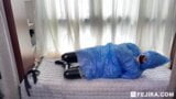 Fejira com Leder-Catsuit trägt mehrlagigen Kunststoff-Regenmantel 02 snapshot 8