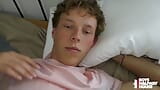 Schwanzhungriges teen Danny Shine entleert ältere creep's eier pOV snapshot 2