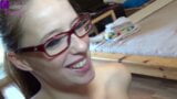 Adolescente y milf, meando y chorreando en la boca de una fan fm snapshot 17