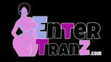 Transexual sexy y su amigo hetero hacen trucos en el club de striptease snapshot 2