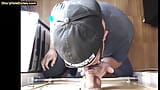 Facial amoroso gloryhole DILF chupa vara em vídeo privado em casa snapshot 6