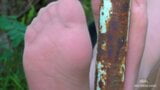 Seksowne bose stopy i nylonowe podeszwy - zbliżenia na zewnątrz snapshot 4