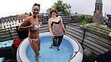 Chicas alemanas jugando con sus coños en un jacuzzi snapshot 3