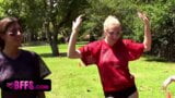 Teeny fit chicas en ropa deportiva, estiramiento y twerking snapshot 6