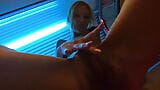 Andy-star baise une blonde sexy dans un salon de bronzage public snapshot 20