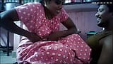 Istri rumah tangga desa India berciuman pantat snapshot 11