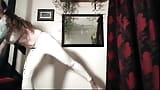 Beyaz yoga pantolonlu kaslı kız esnetiyor ve canlı yayın kaydı yapıyor snapshot 2