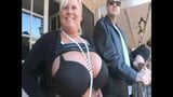 Joven rubia muestra enormes tetas snapshot 3