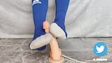 Travail de chaussette avec des chaussettes de football Adidas bleues snapshot 5