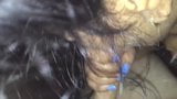 18 -jarig Indisch meisje zuigt een lange blanke lul in zijn auto snapshot 2
