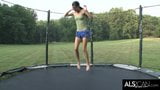 วัยรุ่นตัวเล็กกระโดดบน trampoline และช่วยตัวเอง snapshot 2