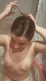 Schlampiges Kehlenficklutschen am Schwanz des Freundes meines Mannes in der Dusche snapshot 1
