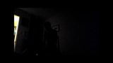 Латина в домашнем темноте в кромешной комнате snapshot 6
