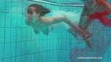 Deux chaudasses nues dans la piscine snapshot 2