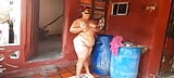 Cowok ini ngintip ibu tiriku saat lagi mandi di teras rumahnya. snapshot 3