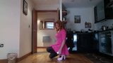 Sissy rachel mincing dalam gaun skater pink snapshot 7