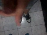 Se masturbando com o tenis Nike e meias brancas do vizinho snapshot 2