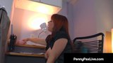 Redheaded Penny Pax pociera swoją cipkę do późna w biurze! snapshot 3